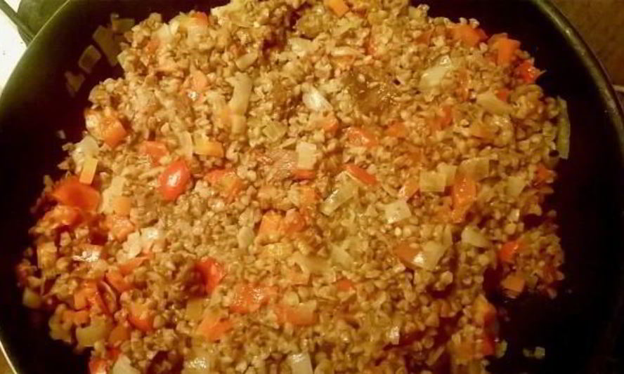 Рецепт каши гречневой с овощами и тушенкой