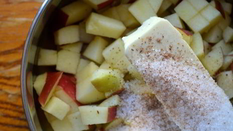 каша из молотой гречневой крупы с томлеными яблоками