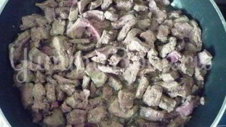 печень с морковью и зеленью и гречка на гарнир