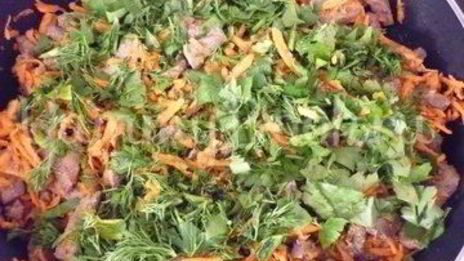 печень с морковью и зеленью и гречка на гарнир