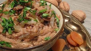 Каша из чечевицы с луком и корнем петрушки