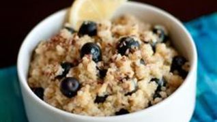 Каша из киноа с ягодами