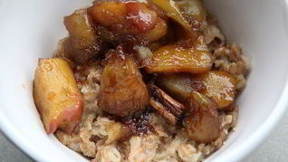 Каша с пряными яблоками