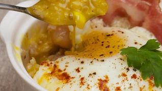 Каша злаковая с яйцом и беконом