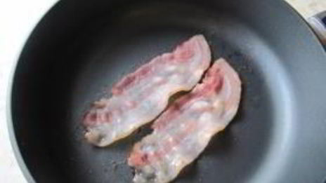 каша злаковая с яйцом и беконом