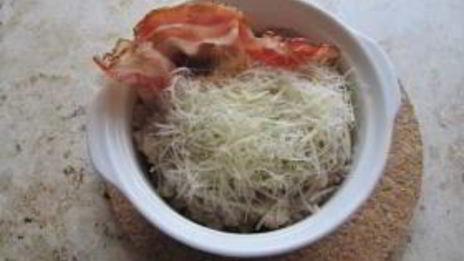 каша злаковая с яйцом и беконом