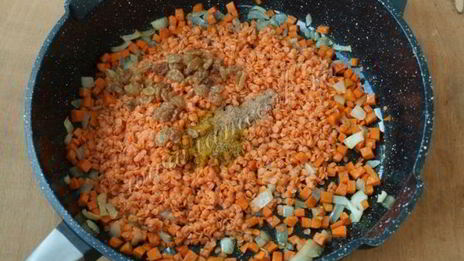 каша из красной чечевицы с морковью и изюмом