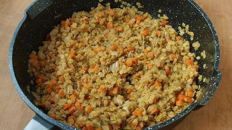 каша из красной чечевицы с морковью и изюмом
