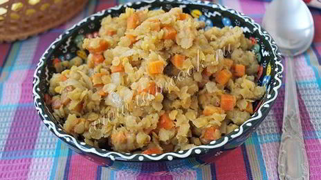 каша из красной чечевицы с морковью и изюмом