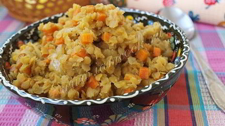 каша из красной чечевицы с морковью и изюмом