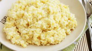 Кукурузная каша с кунжутом