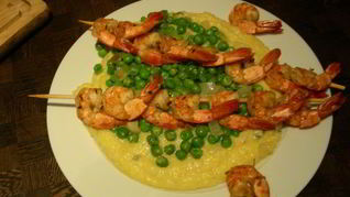 Нежная полента с хрустящим горошком и запеченными креветками