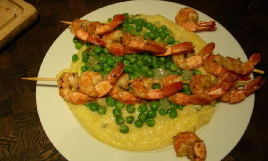 Рецепт нежной поленты с хрустящим горошком и запеченными креветками