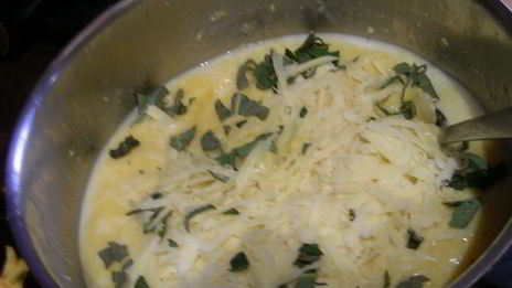 нежная полента с хрустящим горошком и запеченными креветками