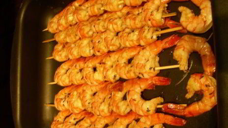 нежная полента с хрустящим горошком и запеченными креветками