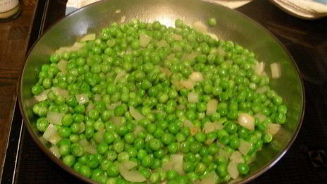 нежная полента с хрустящим горошком и запеченными креветками