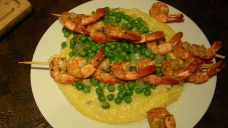 нежная полента с хрустящим горошком и запеченными креветками