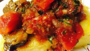 Полента под соусом из грибов и томатов