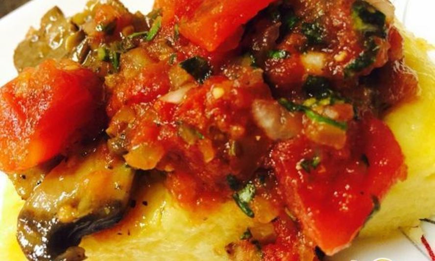 Рецепт поленты под соусом из грибов и томатов