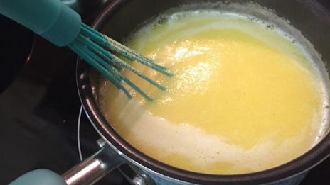 полента под соусом из грибов и томатов