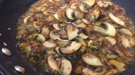 полента под соусом из грибов и томатов