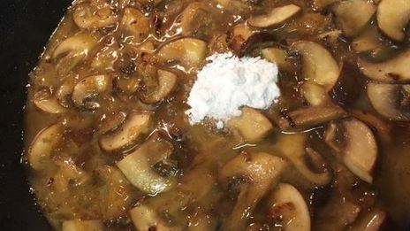 полента под соусом из грибов и томатов