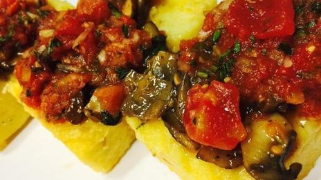 полента под соусом из грибов и томатов