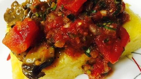 полента под соусом из грибов и томатов