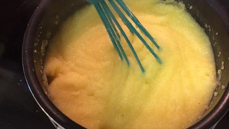 полента под соусом из грибов и томатов