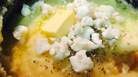 полента под соусом из грибов и томатов