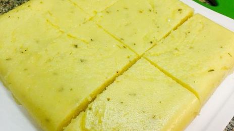 полента под соусом из грибов и томатов