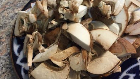 полента под соусом из грибов и томатов