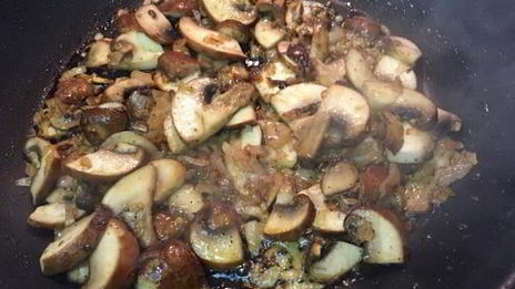 полента под соусом из грибов и томатов