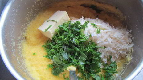 полента с грибами, свежими травами и пармезаном