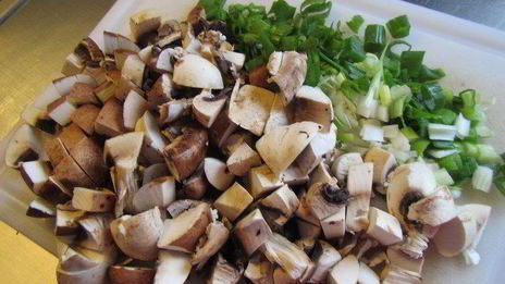 полента с грибами, свежими травами и пармезаном