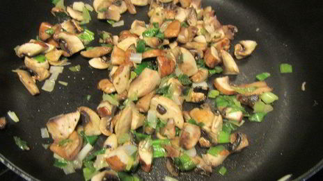 полента с грибами, свежими травами и пармезаном