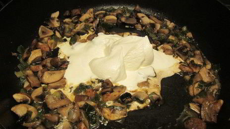 полента с грибами, свежими травами и пармезаном