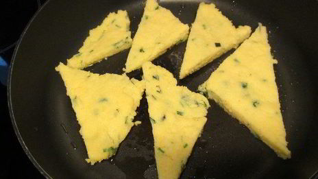 полента с грибами, свежими травами и пармезаном