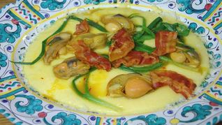 Полента с мидиями и беконом