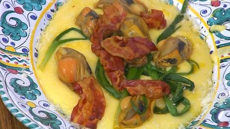 полента с мидиями и беконом