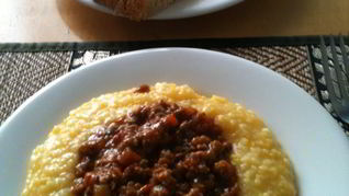 Полента с мясным соусом