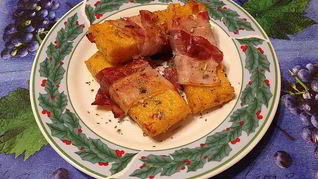 Полента с вялеными помидорами в беконе