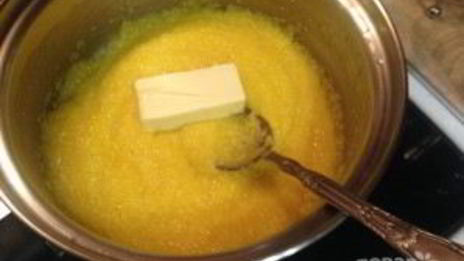 полента с вялеными помидорами в беконе