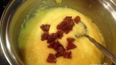 полента с вялеными помидорами в беконе