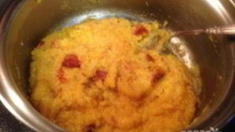 полента с вялеными помидорами в беконе