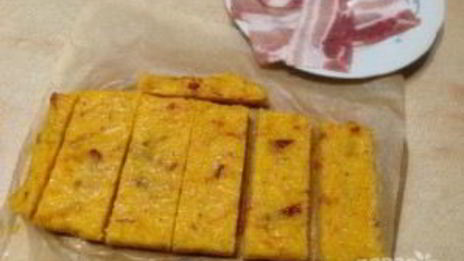 полента с вялеными помидорами в беконе