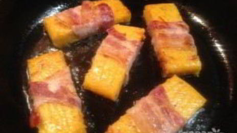 полента с вялеными помидорами в беконе