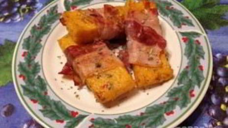 полента с вялеными помидорами в беконе