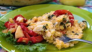 Полента запеченная с помидорами и моцареллой