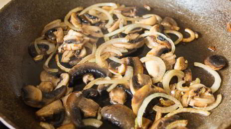 утренняя полента с грибами и яйцом пашот